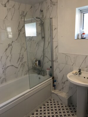 Combined shower/bathtub, hair dryer, towels, soap
