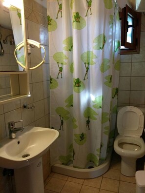 Chuveiro/banheira combinados, secador de cabelo, toalhas de banho 