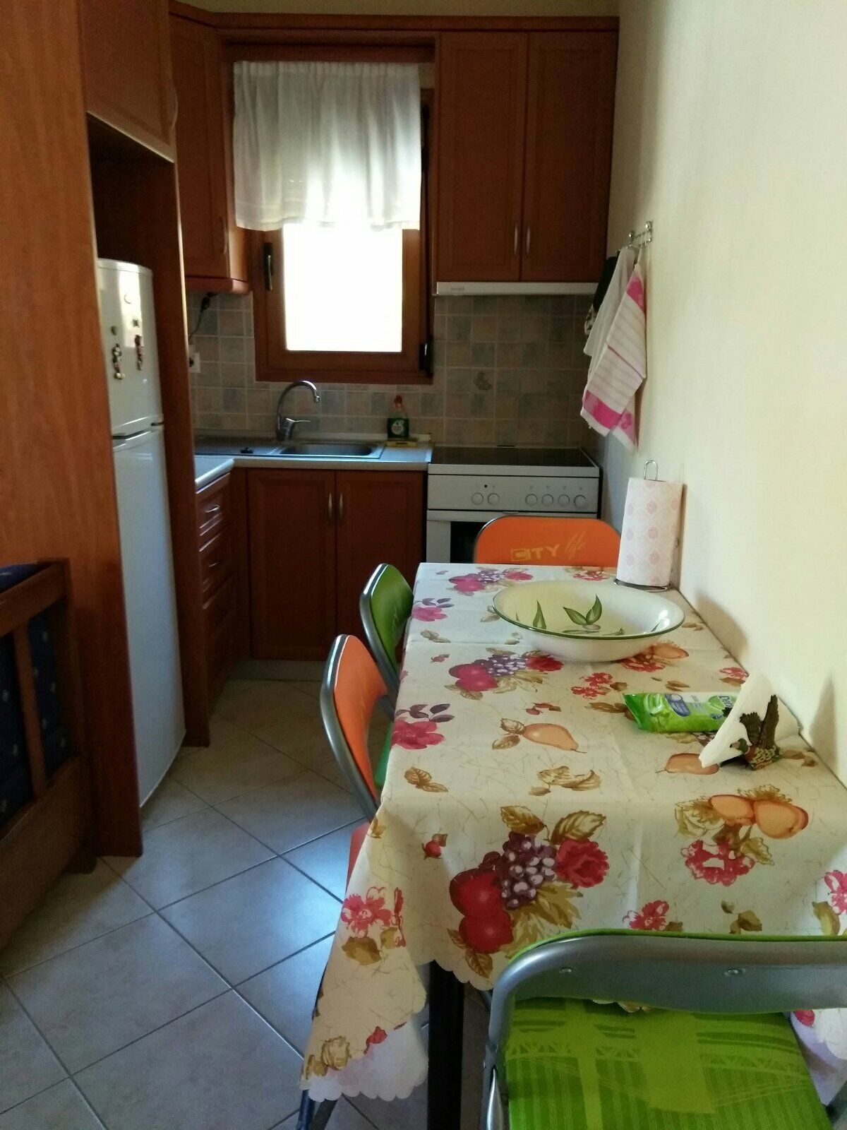 Réfrigérateur, cafetière/bouilloire, grille-pain, chaise haute