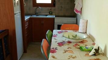 Réfrigérateur, cafetière/bouilloire, grille-pain, chaise haute