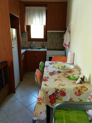 Réfrigérateur, cafetière/bouilloire, grille-pain, chaise haute