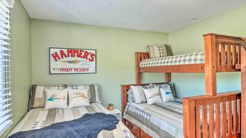 1 bedroom, desk, internet, bed sheets