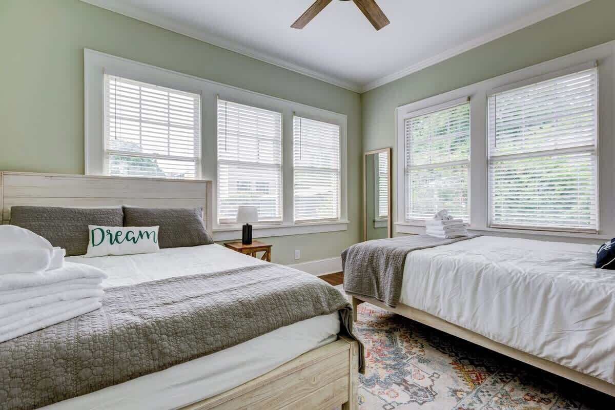 3 bedrooms, iron/ironing board, WiFi, bed sheets