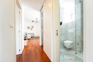 Shower, hair dryer, towels - Feel Porto Classic Apartment (Oporto)