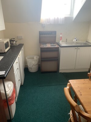 Private kitchen - 1 BED COSY APARTMENT OWN FACILITIES (Blackpool)