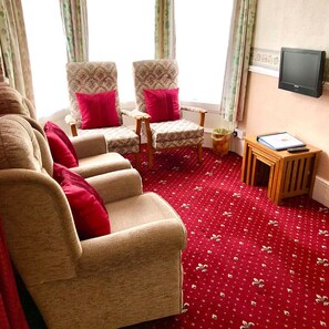 TV - 1 BED COSY APARTMENT OWN FACILITIES (Blackpool)