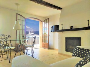 Télévision, cheminée