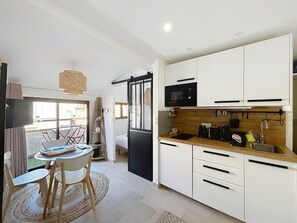 Réfrigérateur, micro-ondes, plaque de cuisson, cafetière/bouilloire