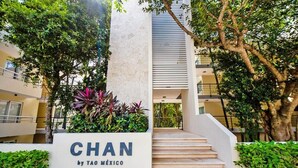 Portaat johtavat rakennukseen, jonka kyltissä lukee: ”CHAN by TAO MÉXICO”.