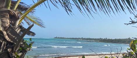 靠近海滩、沙滩椅、沙滩毛巾