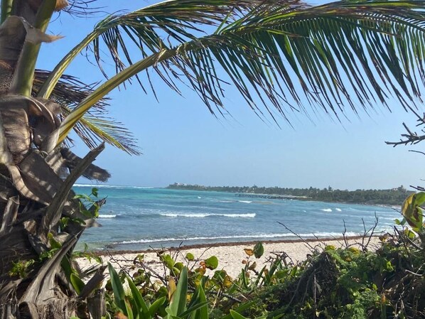 Ranta lähistöllä, aurinkotuoleja, rantapyyhkeitä