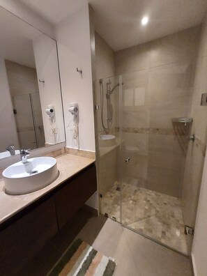 Shower, hair dryer, towels - Stylish Jungle Condo, Walking Distance to Beach (Akumal)