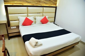 Executive Room | Desk, bed sheets