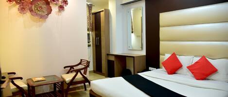 Executive Room | Desk, bed sheets