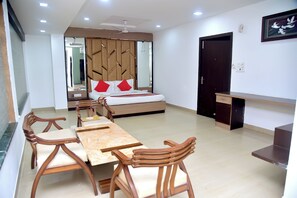 Luxury Room | Desk, bed sheets
