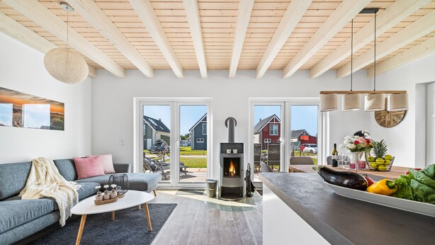 Una sala de estar moderna con sofá, mesa de centro y chimenea.