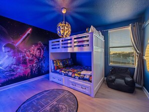 9 bedrooms, iron/ironing board, travel cot, free WiFi - Renovated Disney Solar-Powered Vacation Paradise! Stunning Decor & Themed Fun (Davenport)