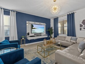 Una Smart TV, videojuegos, un reproductor de DVD, un futbolín