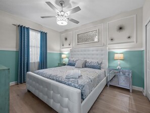 9 dormitorios, tabla de planchar con plancha, cuna de viaje