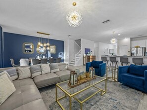 Téléviseur connecté, jeux vidéo, lecteur de DVD, table de baby-foot