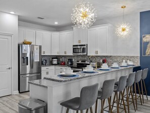 Réfrigérateur, four à micro-ondes, un four, surface de cuisson