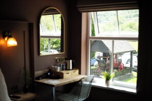 Deluxe kamer, 1 twee- of 2 eenpersoonsbedden, uitzicht op bergen | Een bureau, een strijkplank/strijkijzer, gratis wifi, beddengoed