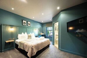 Deluxe kamer, 1 twee- of 2 eenpersoonsbedden, uitzicht op bergen | Een bureau, een strijkplank/strijkijzer, gratis wifi, beddengoed