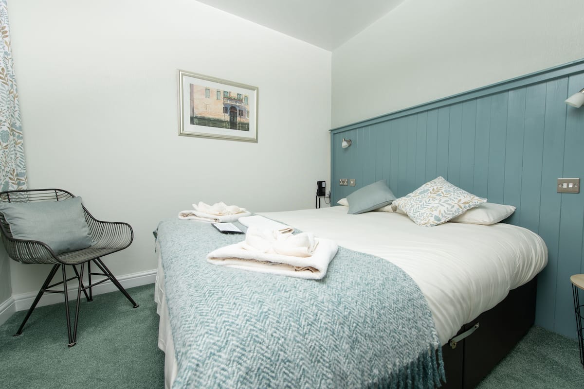 Double Room | Desk, iron/ironing board, free WiFi, bed sheets