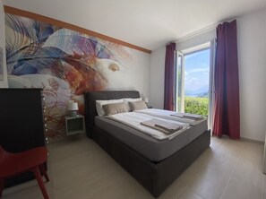4 bedrooms, in-room safe, travel cot, free WiFi