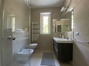 Combinazione doccia/vasca, asciugacapelli, bidet, asciugamani