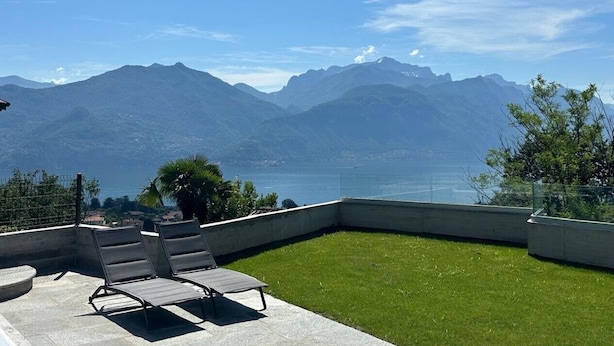 A rooftop terrace with a view of mountains and a lake. - Casa Lara in Menaggio, with pool and beautiful lake view! (Menaggio)