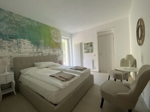 4 chambres, coffres-forts dans les chambres, lit parapluie