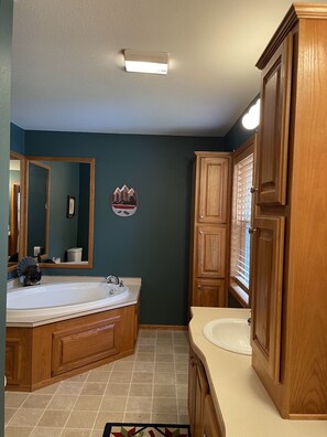 Duschwanne, Handtücher, Seife, Toilettenpapier