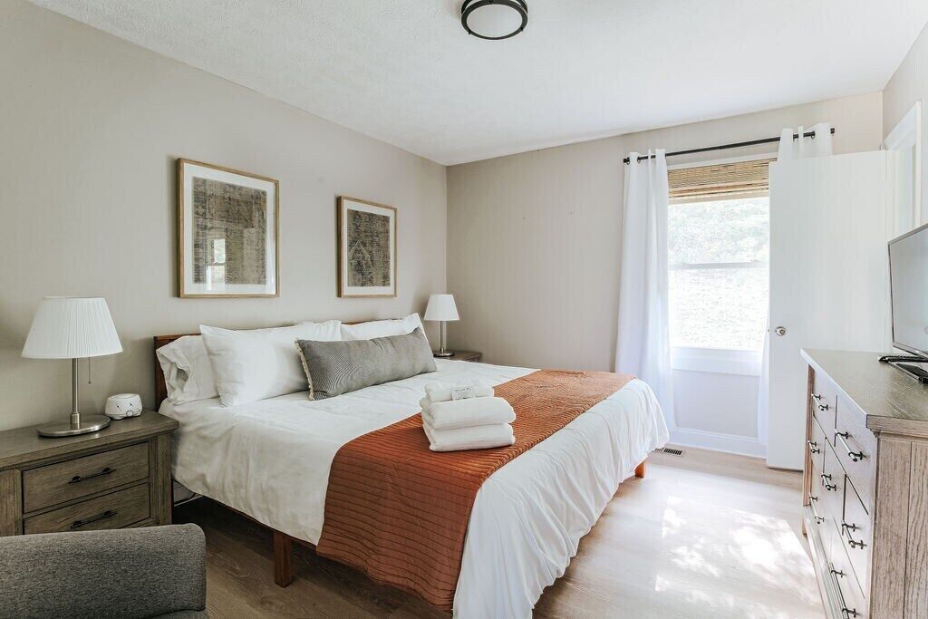 3 bedrooms, internet, bed sheets