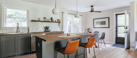 Wasserkocher mit Kaffee-/Teezubehör, Kühlschrank, Mikrowelle, Ofen