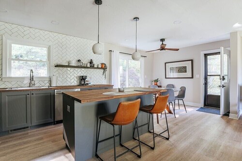 Hillside Haven: Modern Retreat, Mountain Views