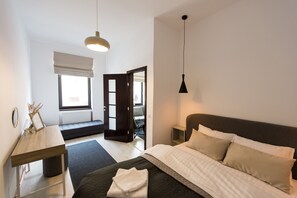 1 habitación, tabla de planchar con plancha, wifi gratis y ropa de cama