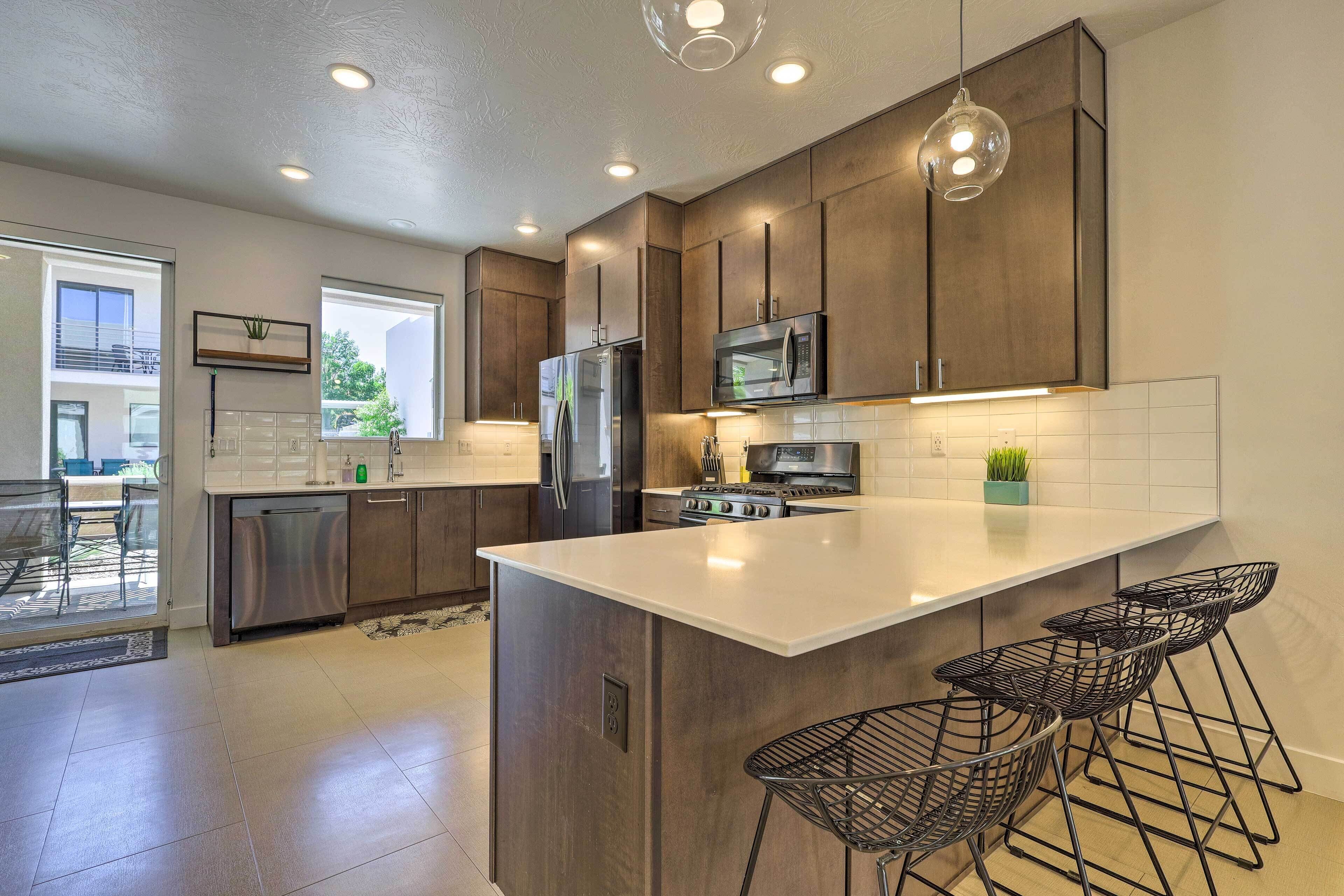 Fridge, microwave, stovetop, dishwasher