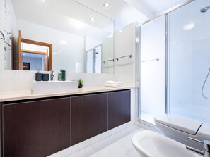 Bathtub, towels