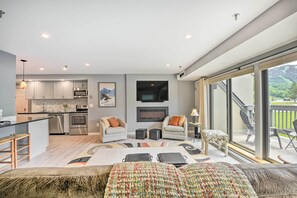 Televisión, chimenea y libros