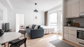 Leilighet – exclusive | Oppholdsområde | En 42-tommers smart-TV med kabel-kanaler samt TV