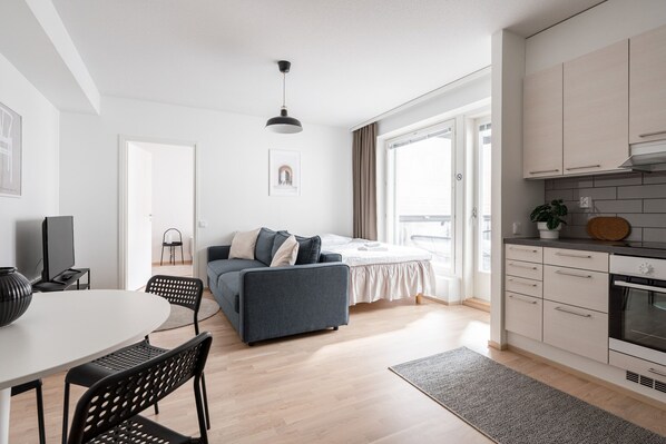Exklusiv lägenhet | Vardagsrum | 42-tums smart-tv med kabelkanaler och tv