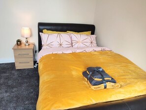 1 bedroom, desk, iron/ironing board, WiFi - Crystal Suite 4 located at the Centre of North Shields a short walk to Fish Quay (North Shields)