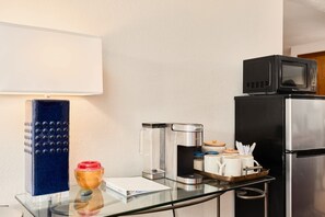 Interior - Serene Backyard Views ★ Near CM Zoo ★ Hot Tub ★ (Colorado Springs)