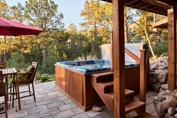 Outdoor spa tub - Serene Backyard Views ★ Near CM Zoo ★ Hot Tub ★ (Colorado Springs)