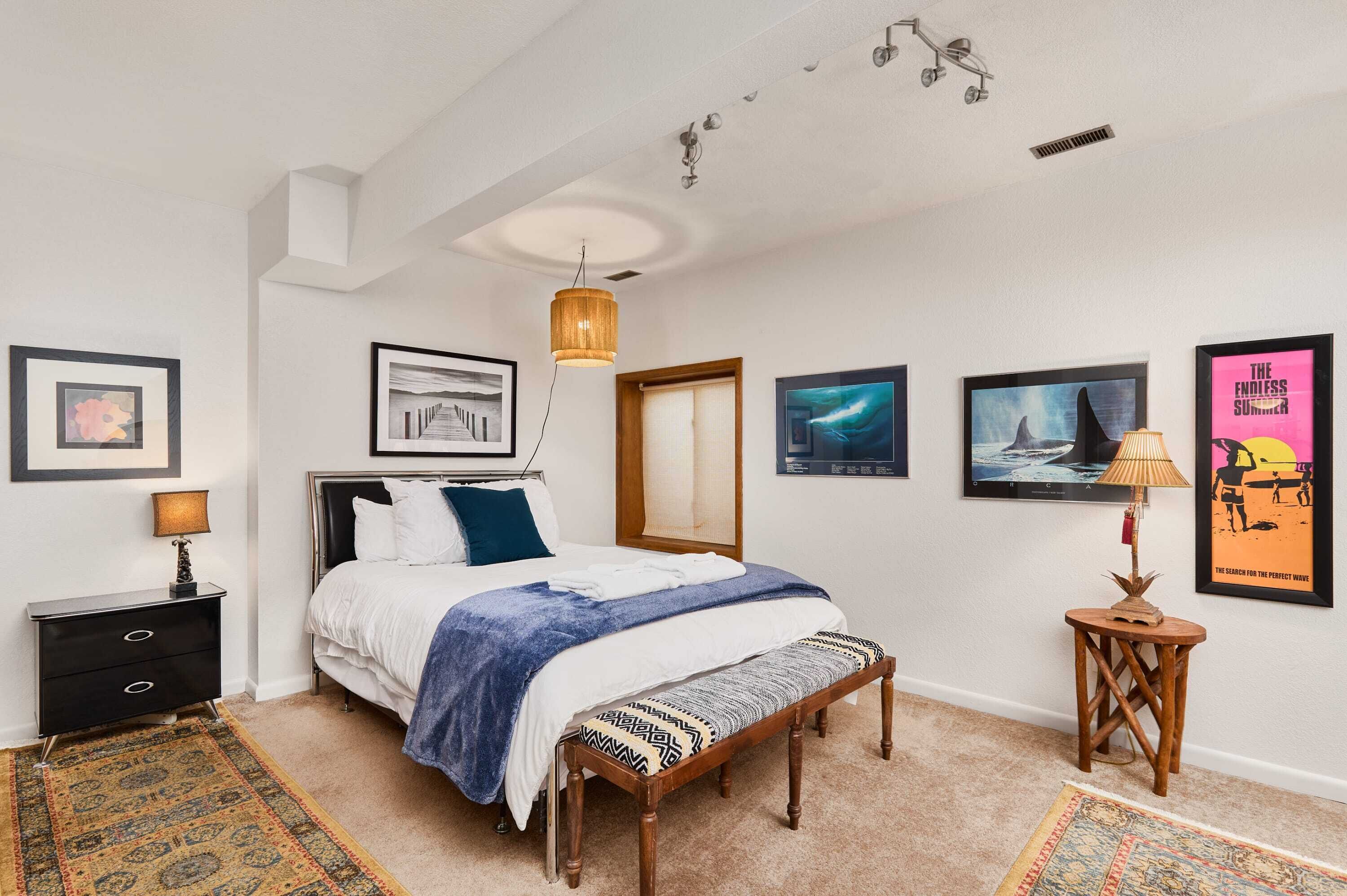 2 bedrooms, desk, WiFi, bed sheets