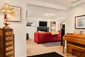 Interior - Serene Backyard Views ★ Near CM Zoo ★ Hot Tub ★ (Colorado Springs)