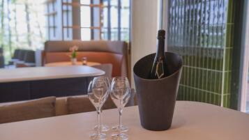 Et bord med en champagneflaske i en spand og to tomme vinglas.
