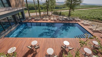Piscina externa, espreguiçadeiras