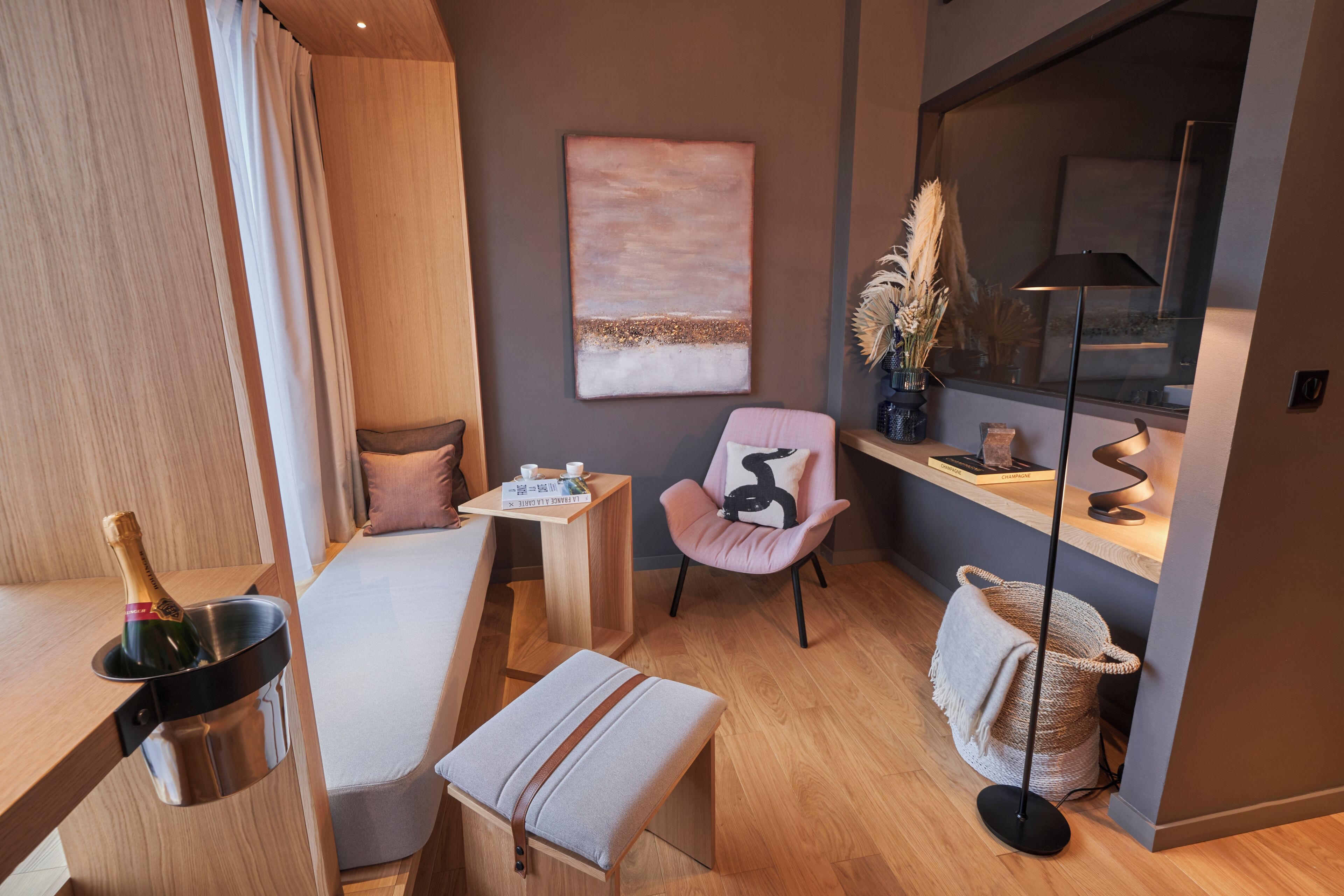 Panorama studio suite | Een minibar, een kluis op de kamer, een bureau, geluiddichte muren